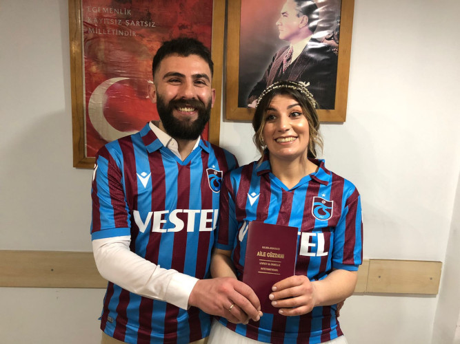 Evlenmek için 6 yıldır Trabzonspor'un şampiyonluğunu bekleyen çift mutlu sona ulaştı - Resim : 1