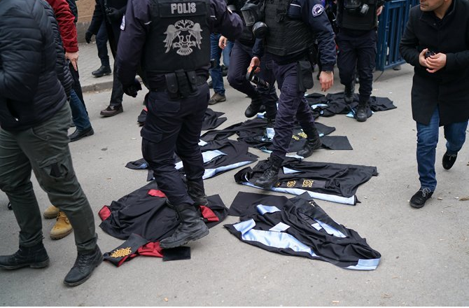 Akademisyenlere polis şiddeti - Resim: 1