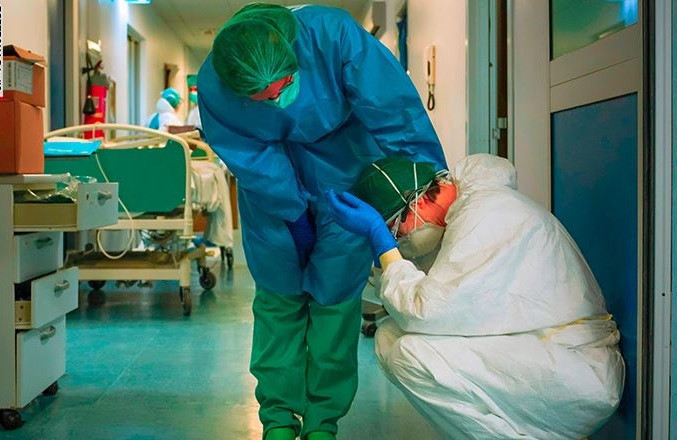 Sağlıkçılardan pandemi yönetimine sert tepki: Salgını fırsat görenler ile tehdit görenler mücadele ediyor - Resim : 4