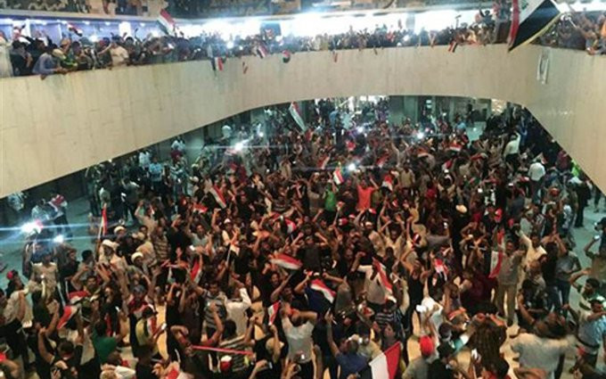 Irak'ta Sadr yanlısı bir grup bariyerleri aşarak parlamento binasını bastı - Resim : 3