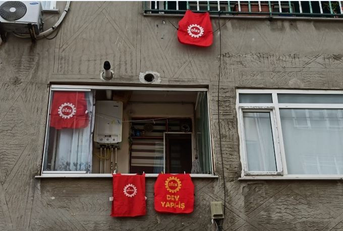 Sokağa çıkma yasağında 1 Mayıs kutlaması balkon ve pencerelerden yapıldı - Resim : 1