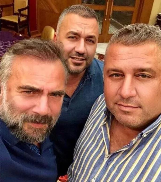 Halil Falyalı'nın Haluk Kırcı, Yavuz Bingöl ve Saffet Sancaklı gibi birçok ünlü isimle fotoğrafı var - Resim : 2