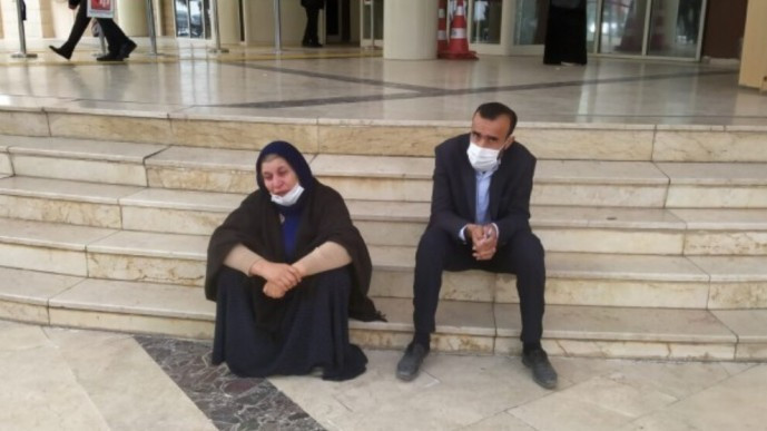 Oruçlu olan Emine Şenyaşar adalet talebiyle bugün de adliye önünde oturdu ama savcıyla görüştürülmedi - Resim : 1