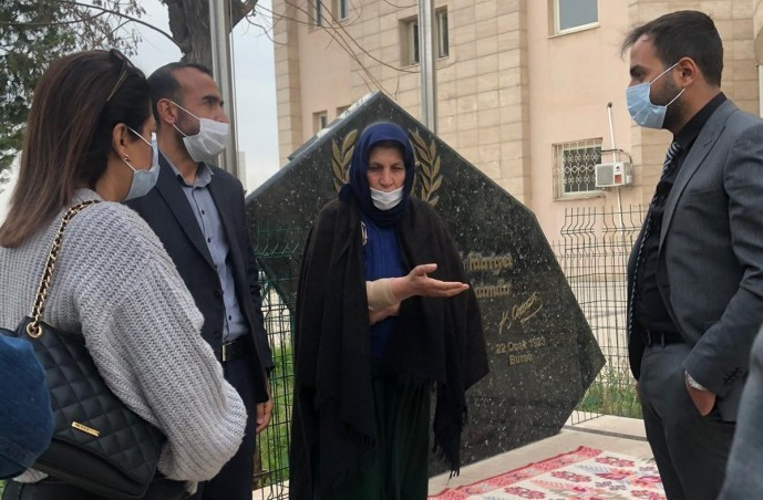 Oruçlu olan Emine Şenyaşar adalet talebiyle bugün de adliye önünde oturdu ama savcıyla görüştürülmedi - Resim : 2