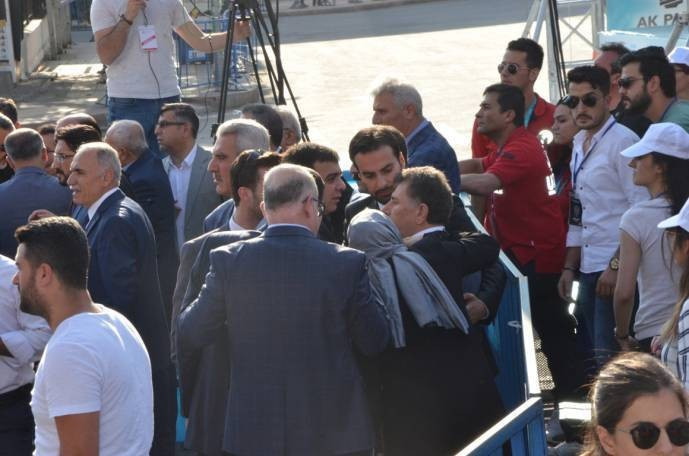 AKP mitinginde kavga - Resim : 1