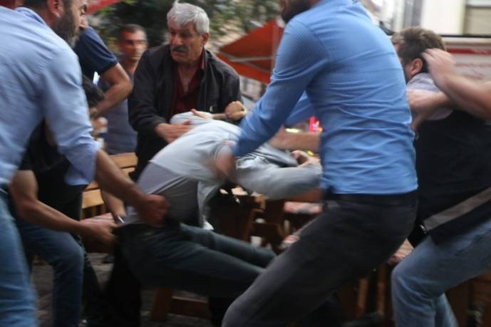 Polisi biber gazı ve plastik mermilerle etti - Resim : 1