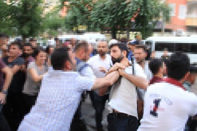 Polis, vekil danışmanının boğazını boğarcasına sıktı - Resim : 1