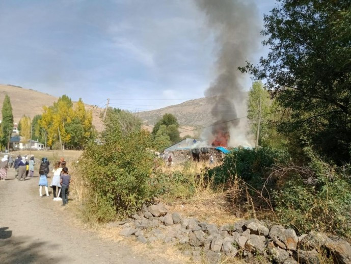 Varto’daki yangınları incelemek için köye giden heyet engellendi - Resim : 1