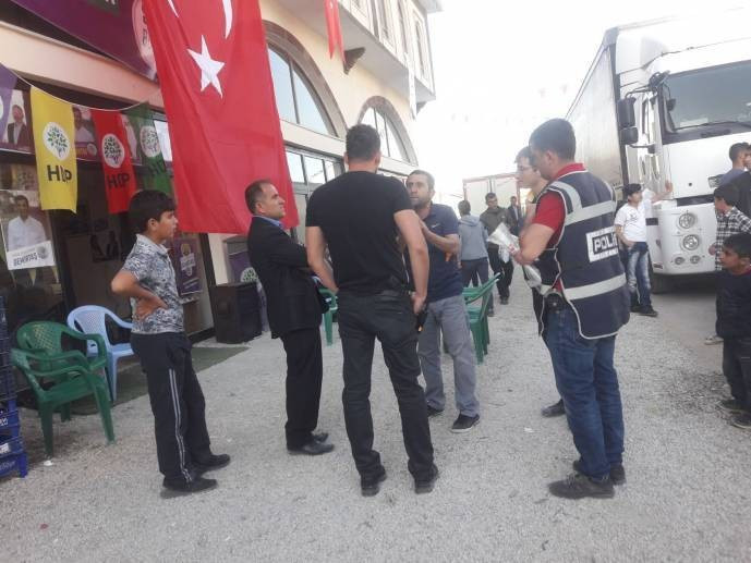 Kayyım HDP’nin seçim pankartını Türk bayrağıyla kapattırdı - Resim : 1