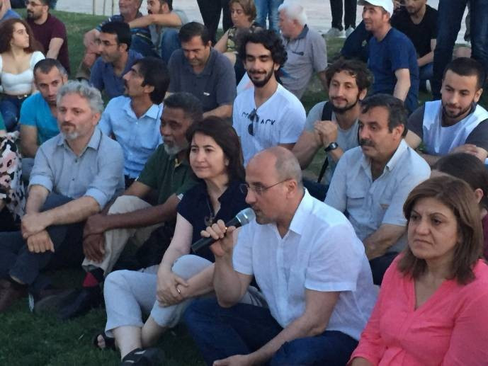 İzmir sokaklarında Ahmet Şık'a yoğun ilgi - Resim : 2