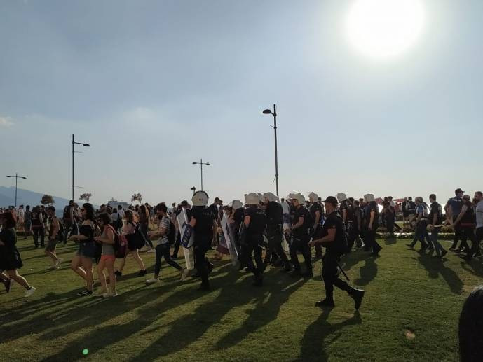 İzmir'deki Onur Yürüyüşü’ne müdahale - Resim : 1