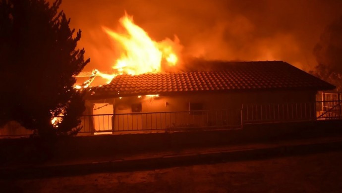 İzmir'de yangınlar 2'nci gününde: 10 mahalle boşaltıldı, bir kişi gözaltına alındı - Resim : 1