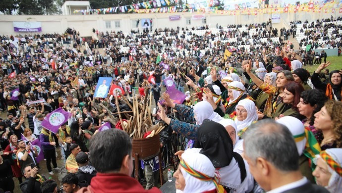 Bir&ccedil;ok merkezde Newroz kutlandı: Onurlu barışı inşa edeceğiz - Resim : 8