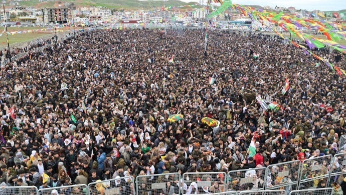 Bir&ccedil;ok merkezde Newroz kutlandı: Onurlu barışı inşa edeceğiz - Resim : 2