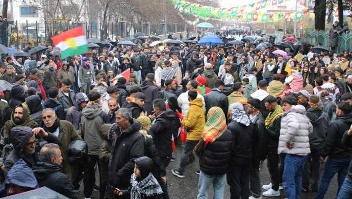Bir&ccedil;ok merkezde Newroz kutlandı: Onurlu barışı inşa edeceğiz - Resim : 4