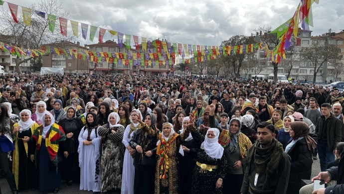 Bir&ccedil;ok merkezde Newroz kutlandı: Onurlu barışı inşa edeceğiz - Resim : 12