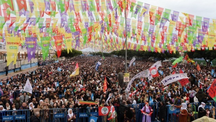 Bir&ccedil;ok merkezde Newroz kutlandı: Onurlu barışı inşa edeceğiz - Resim : 13