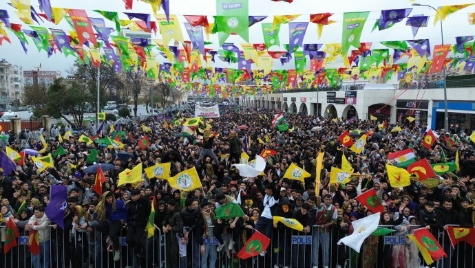 Bir&ccedil;ok merkezde Newroz kutlandı: Onurlu barışı inşa edeceğiz - Resim : 3
