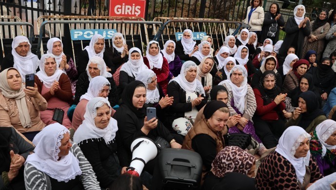 Mersin Barış Anneleri adliye önünde oturma eylemi başlattı.