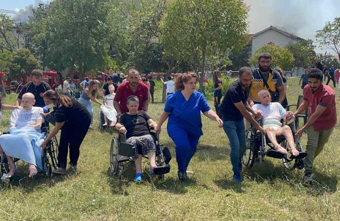 Balıklı Rum Hastanesi'ndeki yangın kontrol altına alındı - Resim : 1