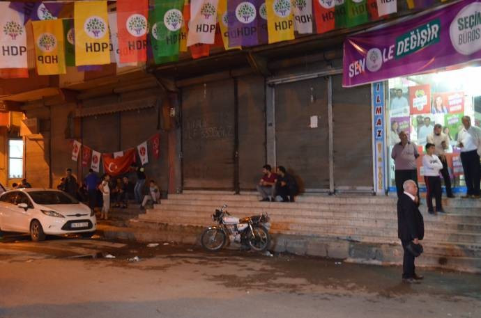 HDP bürosunun önünde toplanıp slogan attılar - Resim : 1