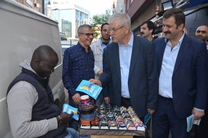 DİSK Genel Başkanı Beko 1 Mayıs bildirisi dağıttı - Resim : 2