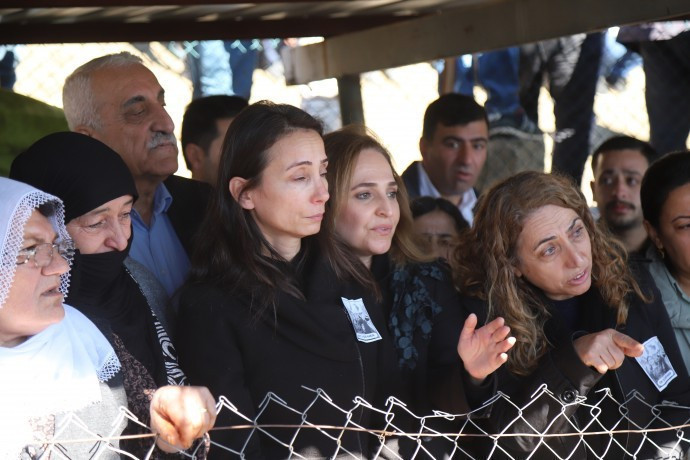 Cizre Belediyesi eski eşbaşkanı Berivan Kutlu, kadınların omuzunda uğurlandı - Resim : 1