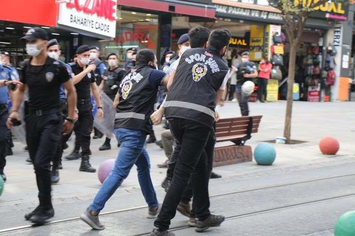 Kadıköy'de gençlere polis müdahalesi: Gözaltılar var - Resim : 1