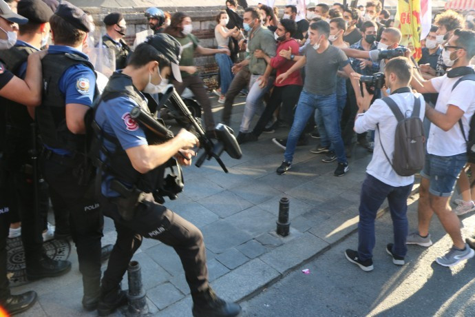 Kadıköy'de gözaltına alınan gençler darp edildi - Resim : 1