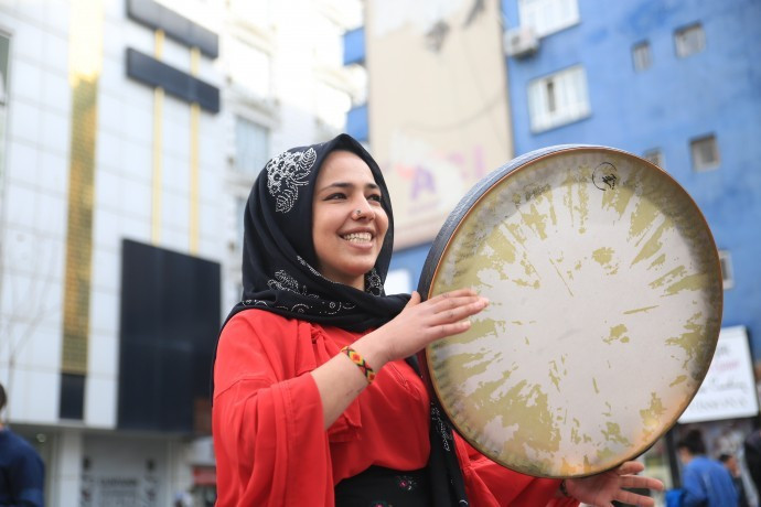 Polisten kadınlara: Halay çekerseniz yasal işlem başlatırız - Resim : 1