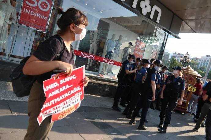 Ankara'daki Suruç anmasına müdahale: Polis hayatını kaybedenlerin fotoğraflarını parçaladı - Resim : 3