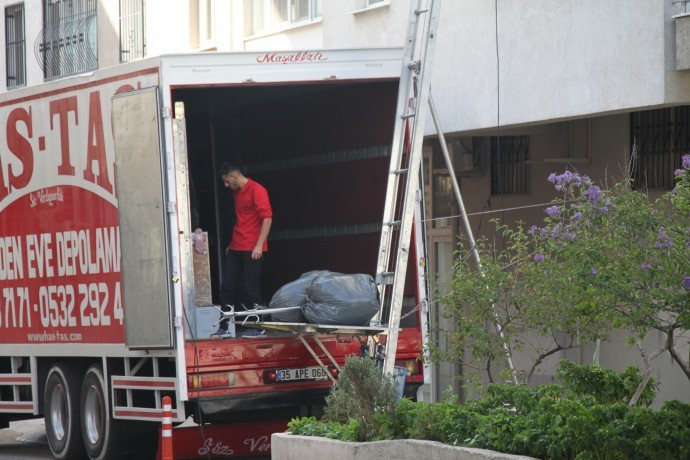 Hasarlı binalardan tahliye edilen eşyalar için yurttaşlardan vinç parası alınıyor - Resim : 2