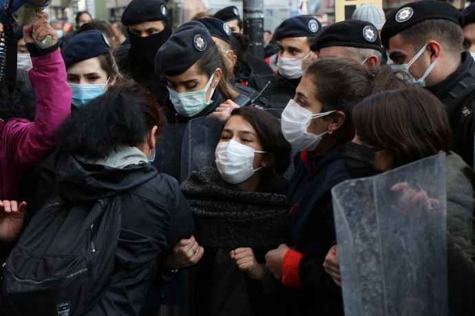 Polis kalkanları arasında basın açıklaması - Resim : 1