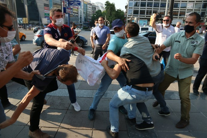 Ankara'daki Suruç anmasına müdahale: Polis hayatını kaybedenlerin fotoğraflarını parçaladı - Resim : 1