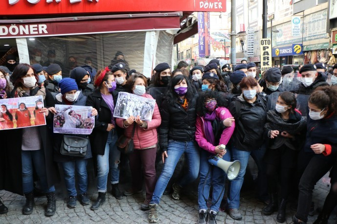 Polis kalkanları arasında basın açıklaması - Resim : 2