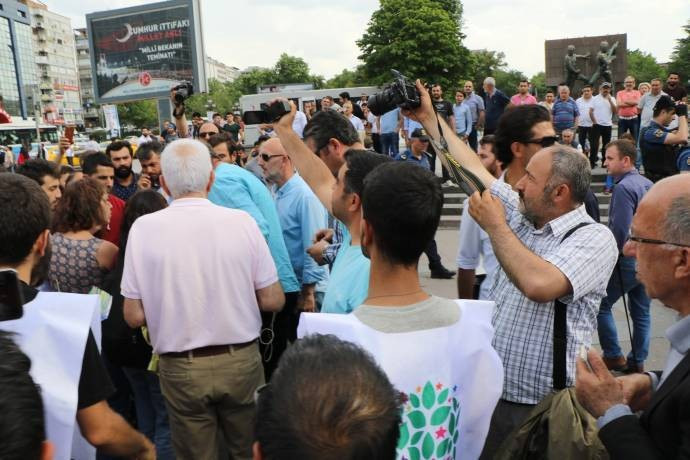Milletvekili adayına yumruk - Resim : 1