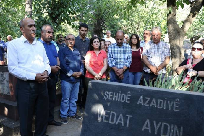 Vedat Aydın mezarı başında anıldı - Resim : 1