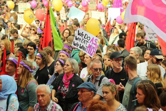 İsviçre’de on binlerce kadın 'eşit işe eşit ücret' istedi - Resim : 2