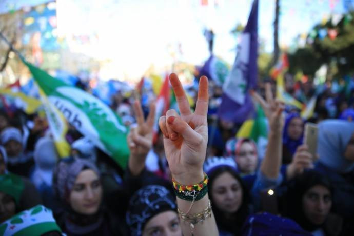 HDP'nin Siirt mitinginde süpürgelere el konuldu - Resim : 1