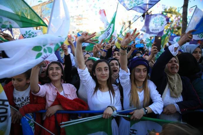 HDP'nin Siirt mitinginde süpürgelere el konuldu - Resim : 2