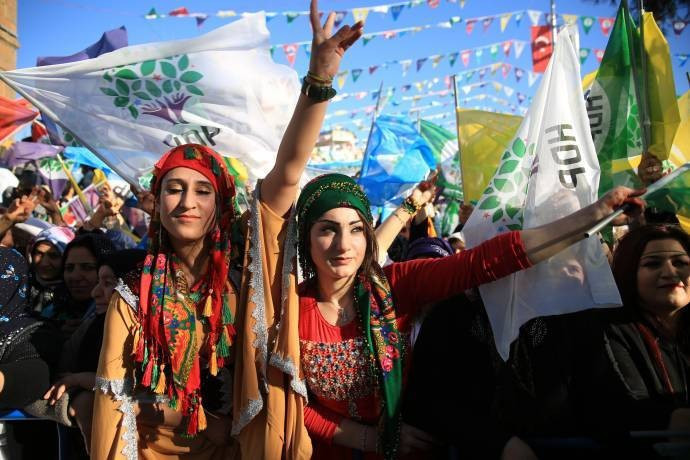 HDP'nin Siirt mitinginde süpürgelere el konuldu - Resim : 3
