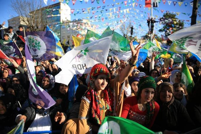 HDP'nin Siirt mitinginde süpürgelere el konuldu - Resim : 4