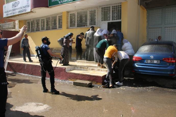 Anneler ve milletvekiline yakın mesafeden gaz sıkıldı - Resim : 1
