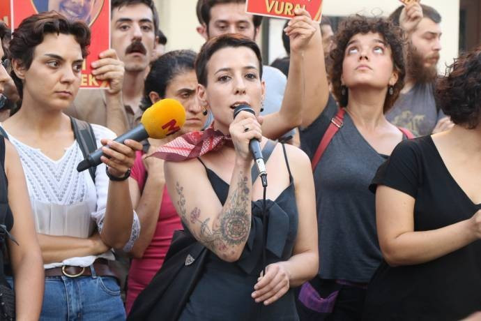 Dün saldırıya uğradıkları yerde polisi protesto ettiler - Resim : 1