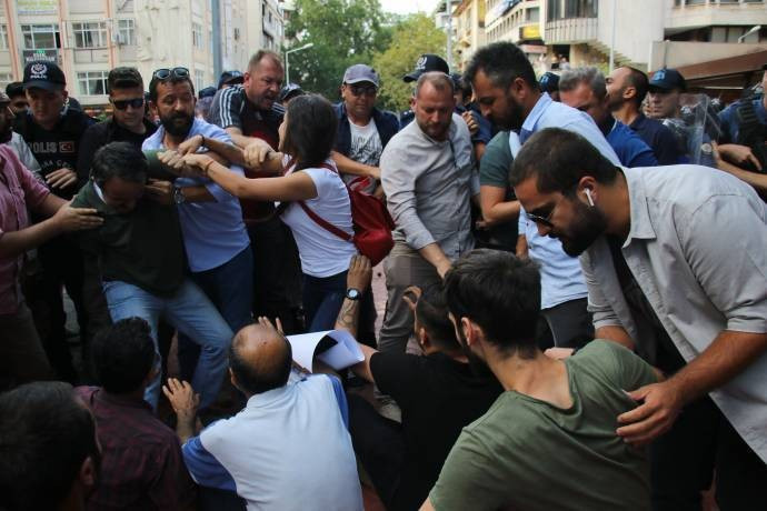 İstanbul ve Ankara'da kayyım eylemine polis müdahalesi - Resim : 1