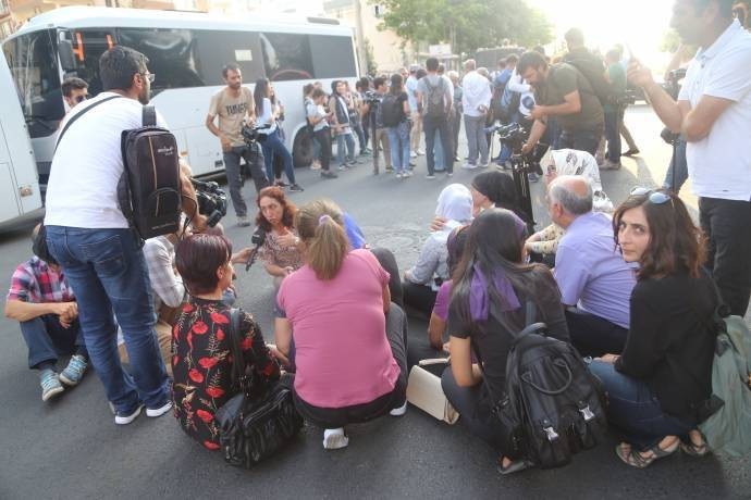 HDP Milletvekil Dersim Dağ ve 2 danışmanı gözaltına alındı - Resim : 1