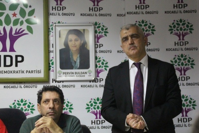 Polisin HDP binasına bayrak asması: AKP iktidardan düşme korkusuyla Kürtleri şeytanlaştırıyor - Resim : 1