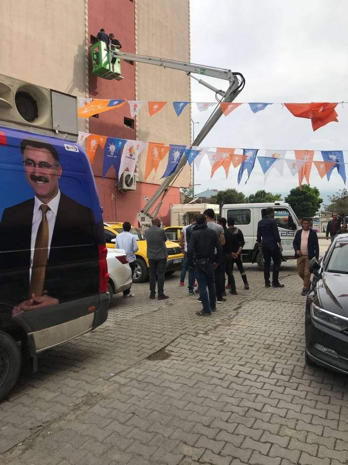 ARAS Elektrik AKP'nin bayraklarını astı - Resim : 1