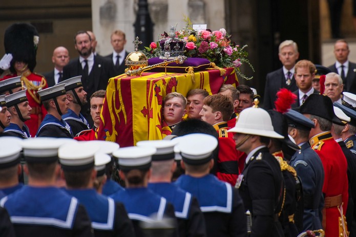 Britanya Kraliçesi II. Elizabeth'in cenazesi St. George Şapeli’nde defnedildi - Resim : 1