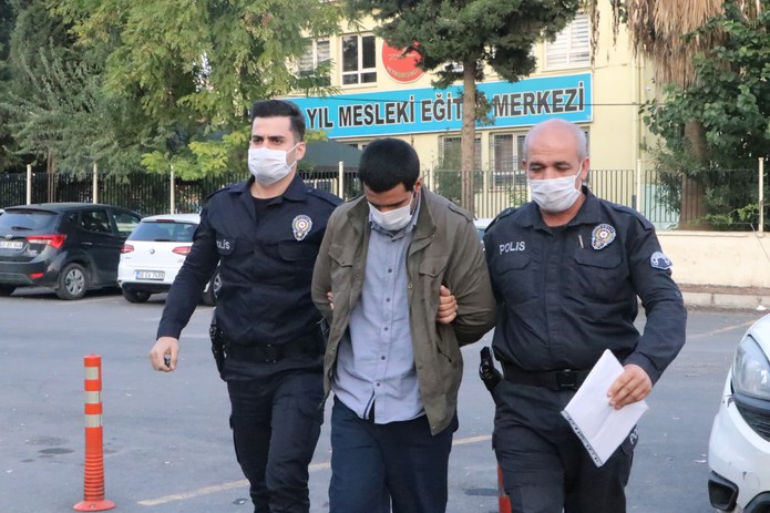 Çocuğu dövdü ardından kaldırıp yere çarptı - Resim : 1